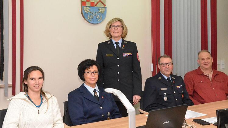 Der neue Vorstand  der Freiwilligen Feuerwehr Wollbach (von links): Schriftführerin Christiane Füller, Stellvertretende Vorsitzende Monika Brandl,  Vorsitzende Birgit Below, Geschäftsführer Erwin Below und Kassier Matthias Wehner. Foto: Peter Rauch