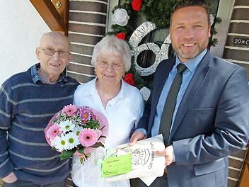 In voller Zufriedenheit: Vor ihrem Haus in Wohlbach lassen sich Horst Hein und Irene Hein vom Bürgermeister Martin Finzel (rechts) die Glückwünsche zur diamantenen Hochzeit überbringen. Foto: Lothar Weidner