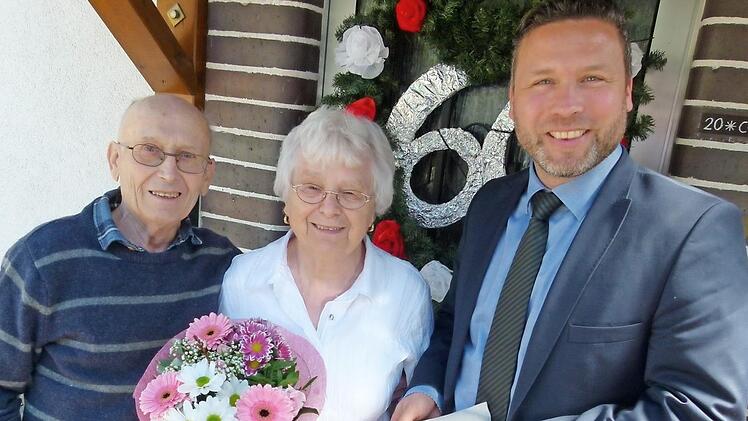 In voller Zufriedenheit: Vor ihrem Haus in Wohlbach lassen sich Horst Hein und Irene Hein vom Bürgermeister Martin Finzel (rechts) die Glückwünsche zur diamantenen Hochzeit überbringen. Foto: Lothar Weidner