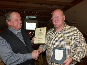 Bürgermeister Gerhard Riediger (l.) verleiht das Bürgerwappen an  Matthias Dorsch. Foto: Thomas  Weichert
