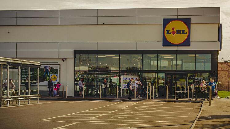 Kann mehr als nur günstige Lebensmittel anbieten: Der Discount-Riese Lidl bietet allen Kund*innen nun auch billigeres Tanken an.