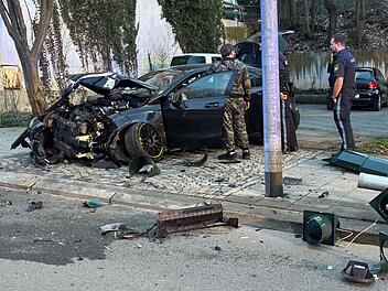 In Hof ist ein Autorennen in einem Unfall geendet.