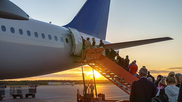 Menschen an Bord eines Flugzeugs, Reisende, People boarding plane, travelers