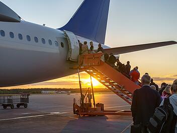 Menschen an Bord eines Flugzeugs, Reisende, People boarding plane, travelers