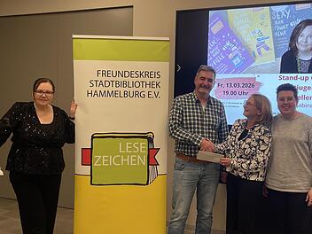 Zur Jubil&auml;umsreihe &bdquo;20 Jahre Freundeskreis Lesezeichen&ldquo; sorgte Sabine Bode (links) f&uuml;r einen lustigen Abend.