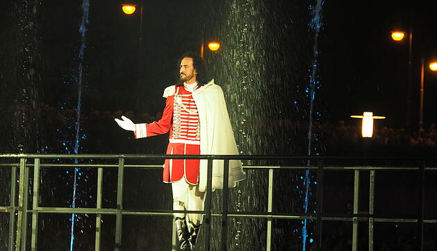 Eine Lichtshow mit Wasser, Feuer, Nebel und Musik im Rosengarten, die historische Pers&ouml;nlichkeiten ehrt.