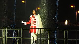 Eine Lichtshow mit Wasser, Feuer, Nebel und Musik im Rosengarten, die historische Persönlichkeiten ehrt. Eine Lichtshow mit Wasser, Feuer, Nebel und Musik im Rosengarten, die historische Persönlichkeiten ehrt.