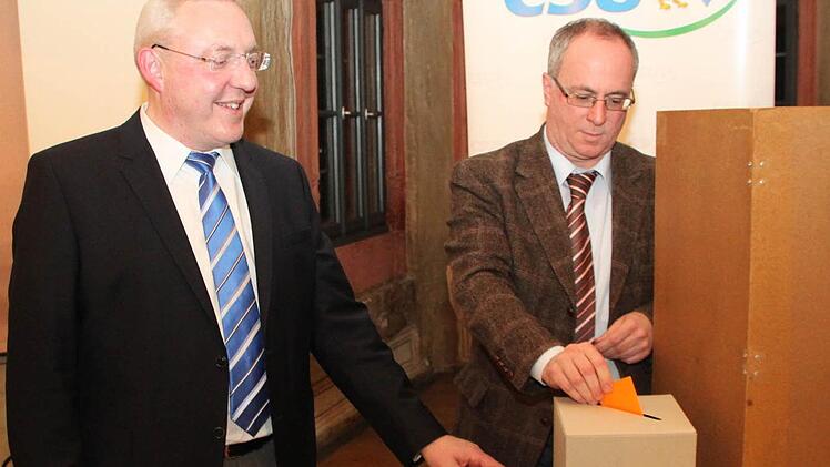 Geheime Wahl: Stephan Heckel, Ködnitz, gibt seine Stimme ab, und Harald Hübner passt auf, dass alles mit rechten Dingen zugeht.