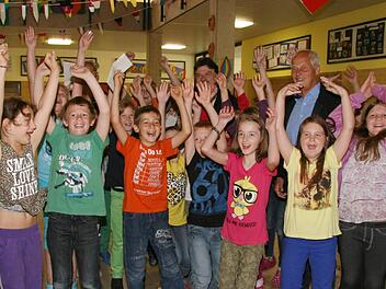 Groß war die Freude bei den Drittklässlern: Sie sind die Recycling Kings und haben damit eine Extra-Prämie in Höhe von 100 Euro von Landrat Klaus Peter Söllner (im Hintergrund mit Schulleiter Michael Pfitzner) eingeheimst. Fotos: Sonja Adam