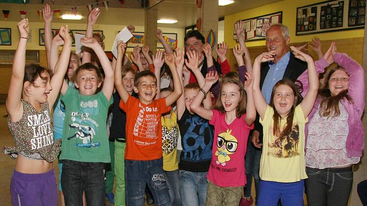 Groß war die Freude bei den Drittklässlern: Sie sind die Recycling Kings und haben damit eine Extra-Prämie in Höhe von 100 Euro von Landrat Klaus Peter Söllner (im Hintergrund mit Schulleiter Michael Pfitzner) eingeheimst. Fotos: Sonja Adam