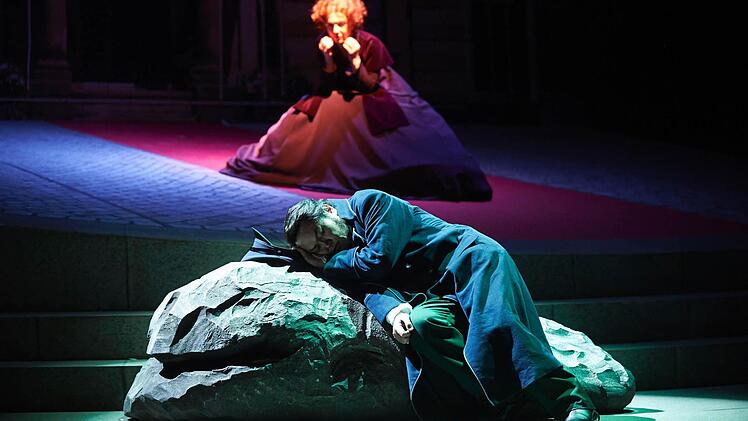 Szene vor dem Festspielhaus mit Ada bzw. Muse (Michaela Schneider) und Arindal bzw. Richard Wagner (Charles Kim) auf einem Stück Walkürenfelskulisse.