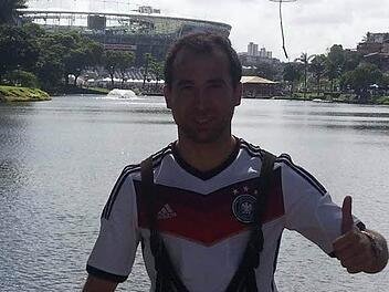 In Lederhose und Deutschland-Trikot zum Spiel. Das hat nicht nur Blicke, sondern auch die Presse auf Frank Ortloff aufmerksam gemacht.  Fotos: privat