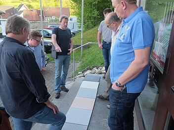 Über die künftige Gestaltung der Eingangstreppe der Mehrzweckhalle berieten die Gemeinderäte.  Foto: Gerd Schaar