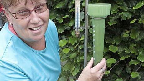 Viel zu wenig Regen: Landwirtsfrau Gisela Herbst kontrolliert den Regenmesser. Fotos: Josef Hofbauer