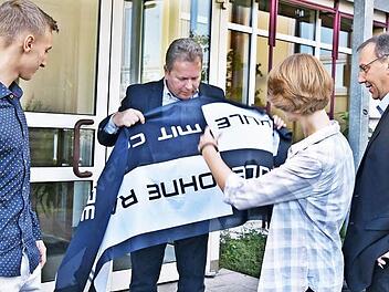 Das Gymnasium Alexandrinum hat am Mittwoch offiziell den Titel "Schule ohne Rassismus - Schule mit Courage" erhalten. Im Bild (von links) Philip Menzel, Franz Stopfer, Samira Pflaum und Thomas Nowak. Fotos: Gabi Arnold