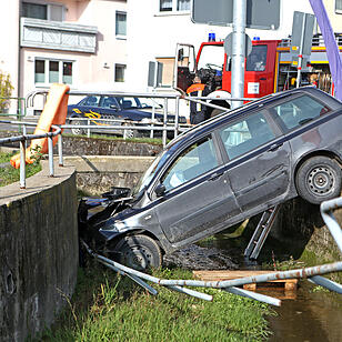 Auto landet im Bach