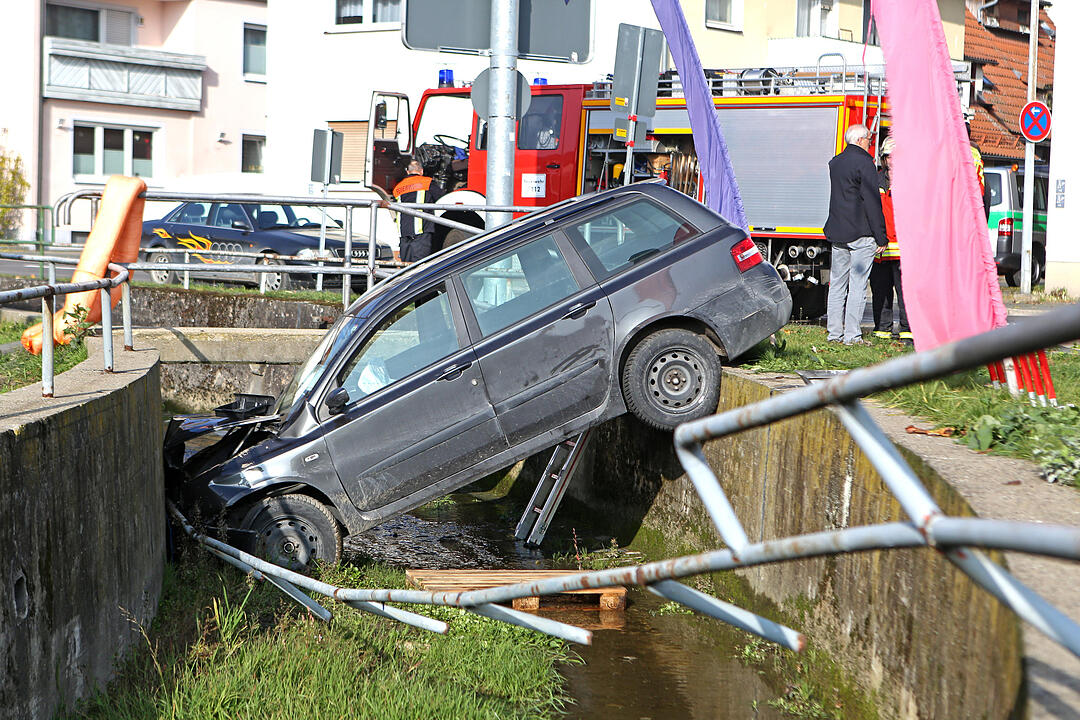 Auto landet im Bach