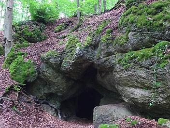 Die mannshohe Doktorshöhle liegt etwas versteckt unterhalb eines Wanderwegs und ist frei zugänglich. Foto: rm
