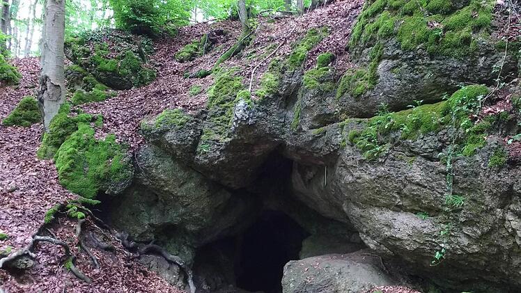Die mannshohe Doktorshöhle liegt etwas versteckt unterhalb eines Wanderwegs und ist frei zugänglich. Foto: rm
