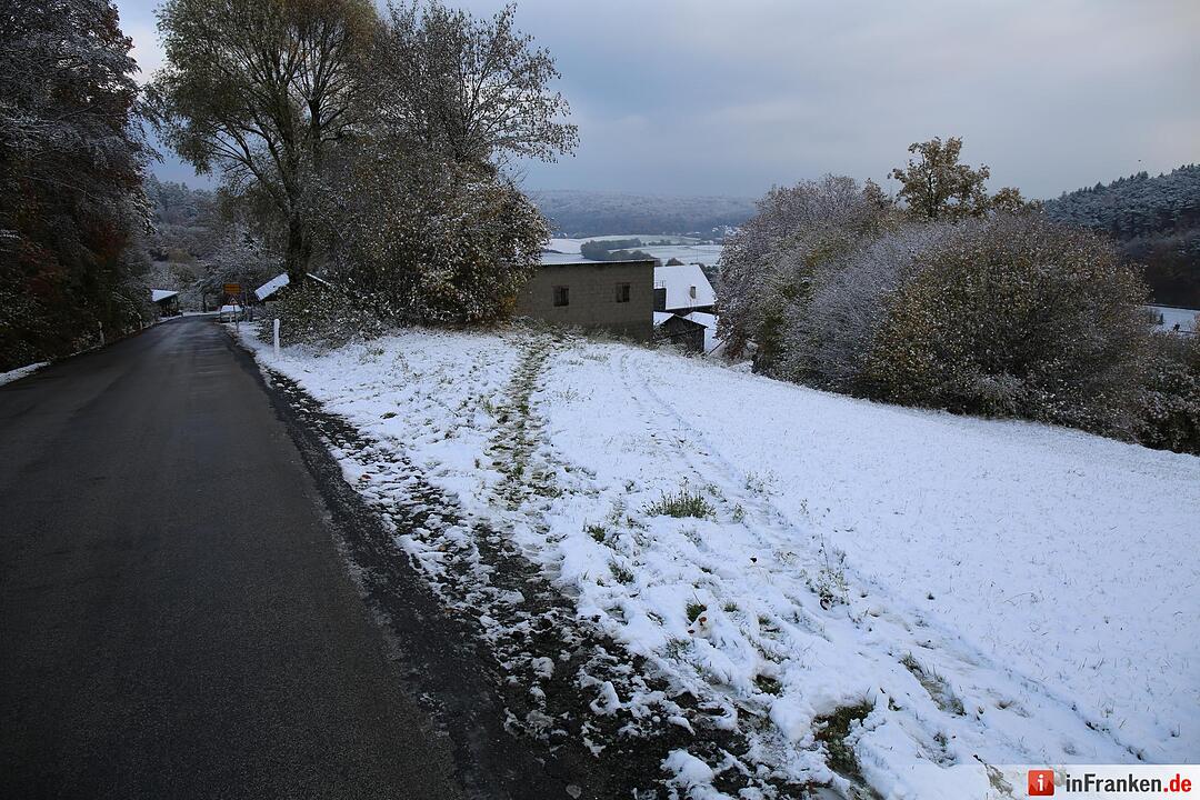 Schulbusunglück bei erstem Schnee – Bus rutscht 300 Meter den Hang hinab – Kinder zum Glück keine im Bus