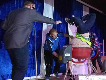 Fliegende Bauarbeiter gibt es wohl nur beim Wartenfelser ATS-Fasching zu sehen. Foto: Klaus-Peter Wulf