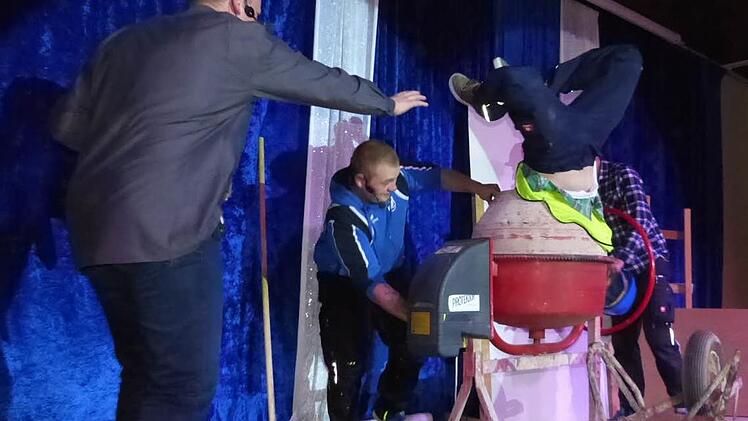 Fliegende Bauarbeiter gibt es wohl nur beim Wartenfelser ATS-Fasching zu sehen. Foto: Klaus-Peter Wulf