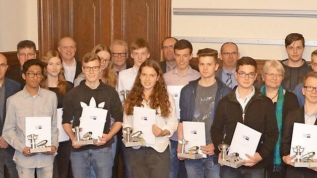 13 Sch&uuml;ler des Gymnasiums Ernestinum erhielten ihre Zertifikate f&uuml;r die Teilnahme am "Jungingenieur-Pass". Foto: IHK zu Coburg