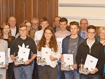 13 Sch&uuml;ler des Gymnasiums Ernestinum erhielten ihre Zertifikate f&uuml;r die Teilnahme am "Jungingenieur-Pass". Foto: IHK zu Coburg