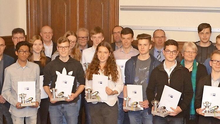 13 Sch&uuml;ler des Gymnasiums Ernestinum erhielten ihre Zertifikate f&uuml;r die Teilnahme am "Jungingenieur-Pass". Foto: IHK zu Coburg