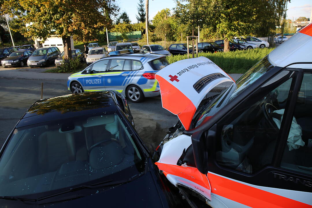 Rettungswagen und Auto stoßen in Hof zusammen