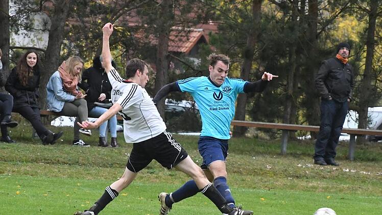 Steinachs Philipp Kirchner (links) kommt in unserem Bild gegen Oerlenbachs Daniel Franz etwas zu spät. Auch sonst war die Partie der Tabellennachbarn von vielen Fouls geprägt.Hopf