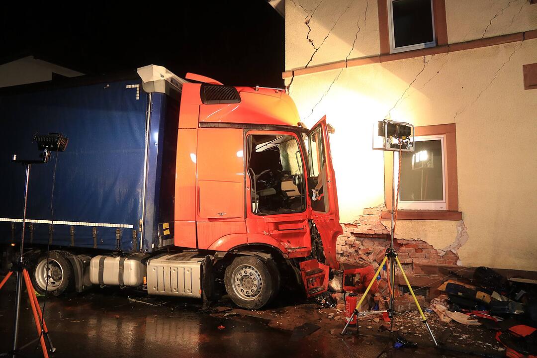 Unterfranken: Sattelzug kracht frontal in Wohnhaus - Fahrer eingeklemmt und schwer verletzt