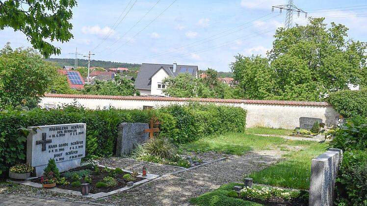 Überall beschädigte Gräber im Zapfendorfer FriedhofFoto: Ronald Rinklef