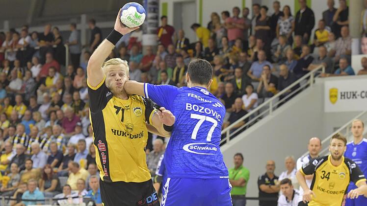Von den Unparteiischen nicht geahndet: Der Gummersbacher Janko Bozovic stoppt HSC-Neuzugang Andreas Schröder unsanft mit dem Ellbogen im Gesicht. Hagen Lehmann
