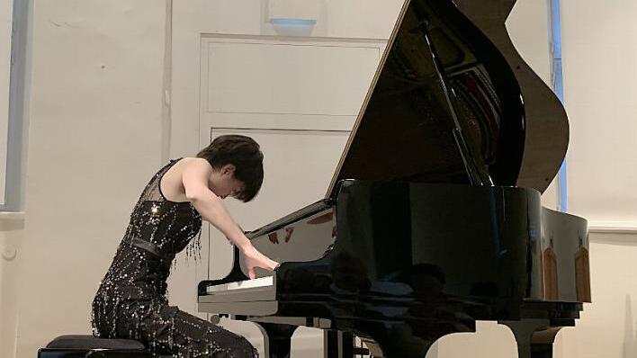 Die Pianistin Shoko Kawasaki bei ihrem gefühlvollen Klavierkonzert  Foto: Karin Sträßner