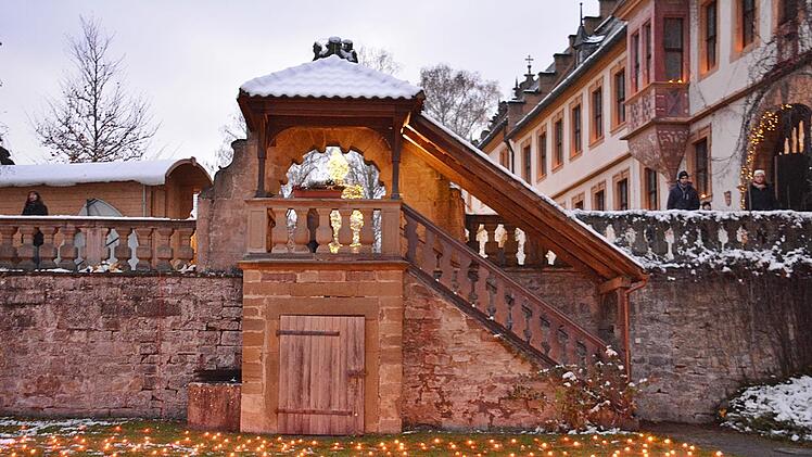 Mehr als 1000 Lichter tauchen   die historische Klosteranlage Maria Bildhausen in ein besonderes Licht. Damit beteiligt sich das Dominikus-Ringeisen-Werk an der bundesweiten Caritasaktion  "Eine Million Sterne". Foto: Hanns Friedrich