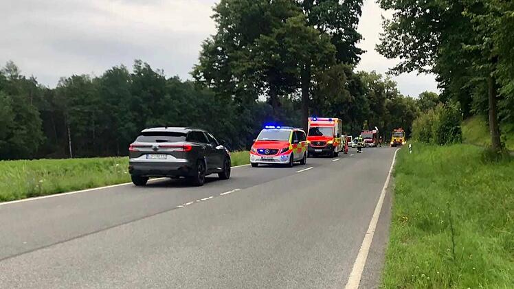 Buch am Forst/Schney: 23-Jähriger knallt mit Mercedes in einen Baum - "Nur bedingt ansprechbar"