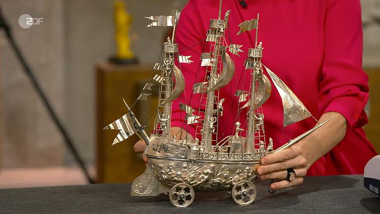 Der Tafelaufsatz aus Silber in Form eines Segelschiffs aus den 1950er- oder 60er-Jahren hatte einen Wert von 1.700 bis 2.000 Euro. Benjamin Leo Leo bekam bei 1.750 Euro den Zuschlag.