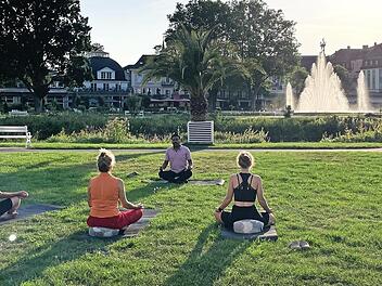 Im Bad Kissinger Luitpoldpark ist am 27. Juni, Yoga-Tag. Jeder kann mitmachen, unabh&auml;ngig vom Alter und ob man Anf&auml;nger oder Fortgeschrittener ist.