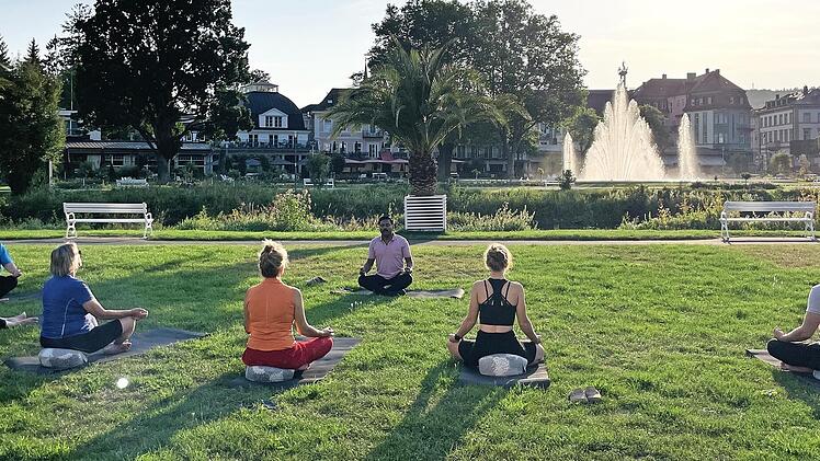 Im Bad Kissinger Luitpoldpark ist am 27. Juni, Yoga-Tag. Jeder kann mitmachen, unabh&auml;ngig vom Alter und ob man Anf&auml;nger oder Fortgeschrittener ist.