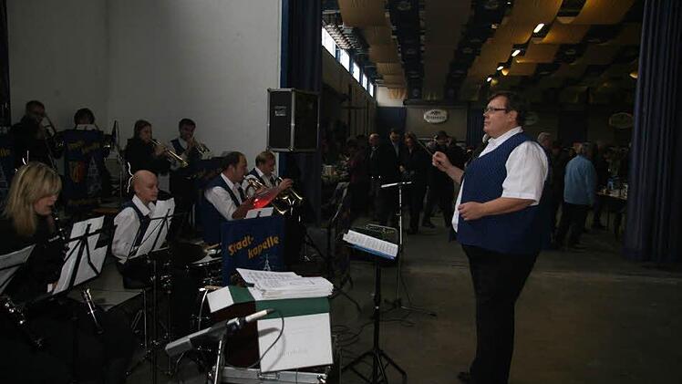 Und die Stadtkapelle Kupferberg sorgt für gute Unterhaltung.