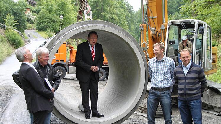 OB Henry Schramm (Mitte) demonstriert, wie gewaltig die Kanalrohre sind. Ihr Querschnitt beträgt stattliche 1,70 Meter.