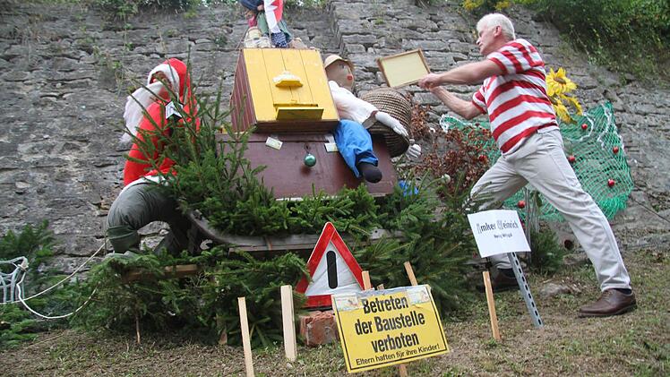 Heinrich Witzgall hat sein Hobby - das Imkern - zur Schau gestellt und die vier Jahreszeiten im Bienenjahr thematisiert. Und zugleich ist sein Kunstwerk auch richtig gut geschützt. Denn im Bienenkasten schwirrt ein echtes Volk.