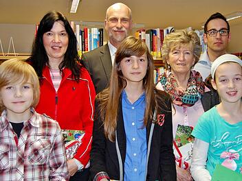 Die fleißigsten Besucher der Stadtbücherei: (vorn von links) Jonas Edelmann (10), Tina Rummel (13) und Lilli Schaule (11) sowie bei den Erwachsenen Gabriele Pfaff (links) und Paula Voll; Oberbürgermeister Kay Blankenburg (Mitte) gratulierte und Michael Pal (Pro Bad Kissingen) spendierte die Siegerpreise. Foto: Sigismund von Dobschütz