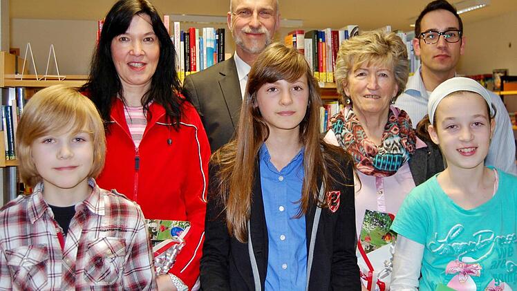 Die fleißigsten Besucher der Stadtbücherei: (vorn von links) Jonas Edelmann (10), Tina Rummel (13) und Lilli Schaule (11) sowie bei den Erwachsenen Gabriele Pfaff (links) und Paula Voll; Oberbürgermeister Kay Blankenburg (Mitte) gratulierte und Michael Pal (Pro Bad Kissingen) spendierte die Siegerpreise. Foto: Sigismund von Dobschütz