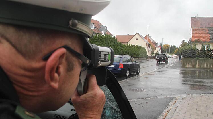 Die Polizei nimmt die Raser in Visier. Foto: Michael Busch, Archiv