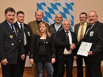 Mit Ehrennadeln und Urkunden zeichneten der Vorsitzende der Soldaten- und Reservistenkameradschaft Reiterswiesen, Armin Deubert (rechts), und der Kreisvorsitzende des BSB Bad Kissingen, Klaus Lutz (links), langjährige und verdiente Mitglieder aus (hinten von links): Volker Mock, Albrecht Kiesel, Otto Spanbauer und Siegbert Kiesel, sowie (vorne von links) Sabrina Ziebell und Ludwig Kiesel. Foto: Klopf