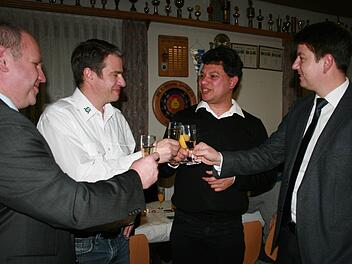 Ortsreferent Mario Krebs (von links), Vereinsringvorsitzender Alexander Wehner, Pater Silvestor und Landtagsabgeordneter Sandro Kirchner stoßen auf das neue Jahr an. Foto: Gabriele Sell