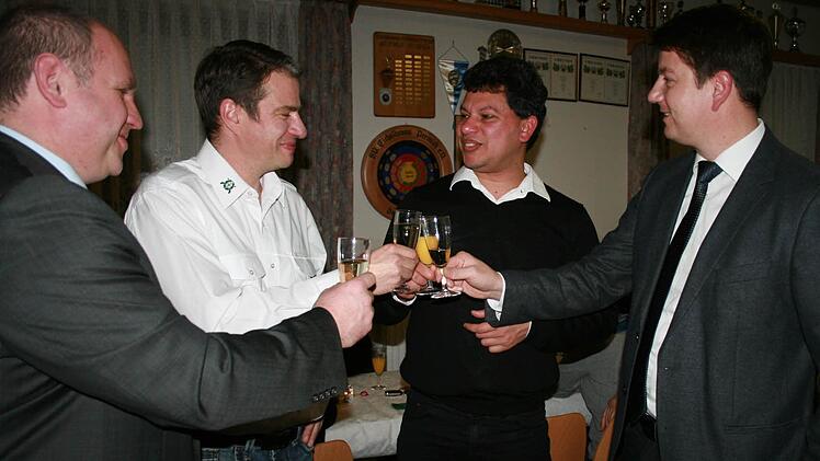 Ortsreferent Mario Krebs (von links), Vereinsringvorsitzender Alexander Wehner, Pater Silvestor und Landtagsabgeordneter Sandro Kirchner stoßen auf das neue Jahr an. Foto: Gabriele Sell