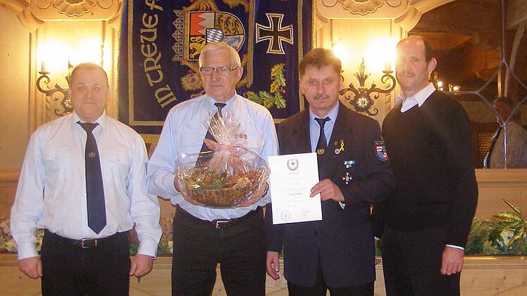 30 Jahre Mitglied: Vorsitzender Oliver Belz, Ernst Zeier, Klaus Lutz BSB, Bürgermeister Dieter Muth. Foto: Wolfgang Saam